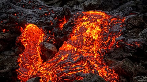 Vulkan auf Island spuckt mehr als 400 Meter hohe Lava-Geysire