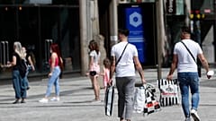 В Чехии открылись магазины.