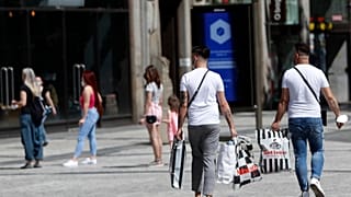 В Чехии открылись магазины.