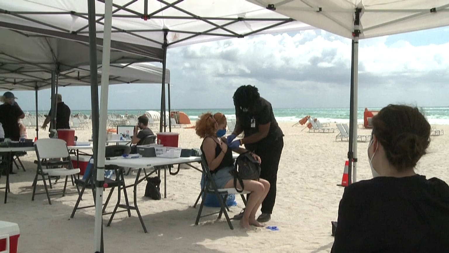 Punto de vacunación en Miami Beach (EE.UU.)