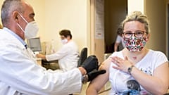 Gál János szülész-nőgyógyász főorvos beolt egy nőt  a Comirnaty-vakcina második adagjával a nyíregyházi Jósa András Oktatókórházban kialakított oltóponton 2021. május 9-én.