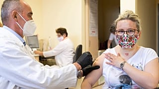 Gál János szülész-nőgyógyász főorvos beolt egy nőt  a Comirnaty-vakcina második adagjával a nyíregyházi Jósa András Oktatókórházban kialakított oltóponton 2021. május 9-én.