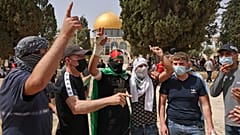 متظاهرون فلسطينيون  في المسجد الأقصى بالقدس