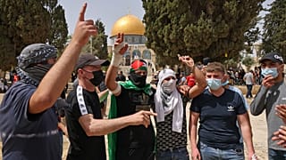 متظاهرون فلسطينيون في المسجد الأقصى بالقدس