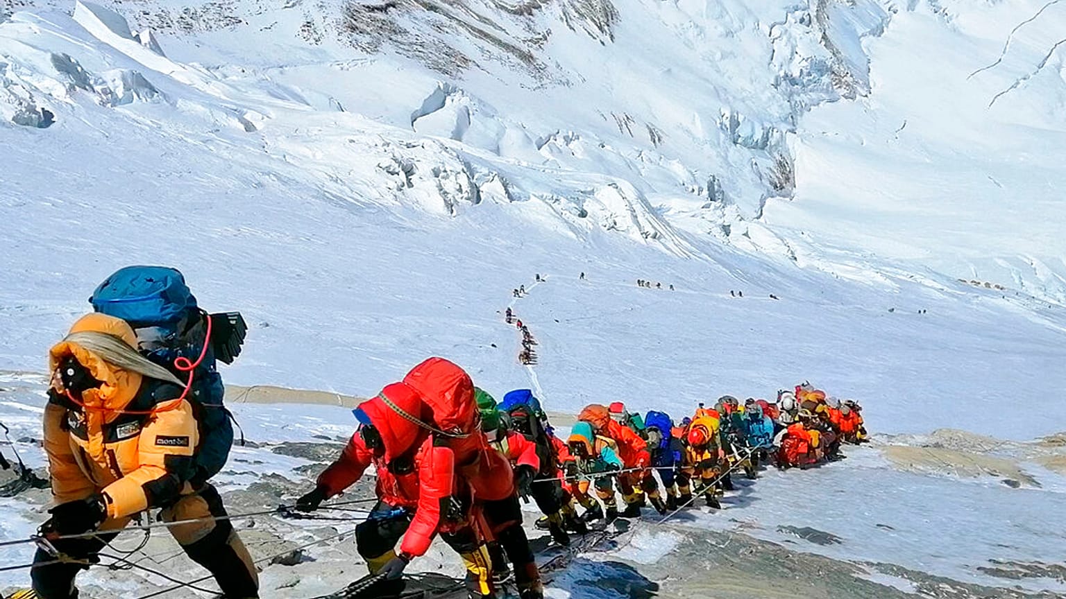 Everest Tepesi'ne Nepal-Çin sınırı hattında tırmanan dağcılar.