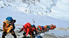 Everest Tepesi'ne Nepal-Çin sınırı hattında tırmanan dağcılar.