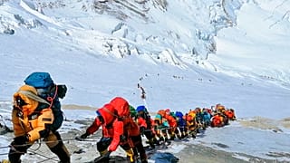 Everest Tepesi'ne Nepal-Çin sınırı hattında tırmanan dağcılar.