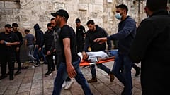 فلسطينيون بحملون متظاهرا مصابا خلال مواجهات مع قوات الأمن الإسرائيلية قرب باب الأسباط، البلدة القديمة بالقدس، الإثنين، 10 مايو، 2021
