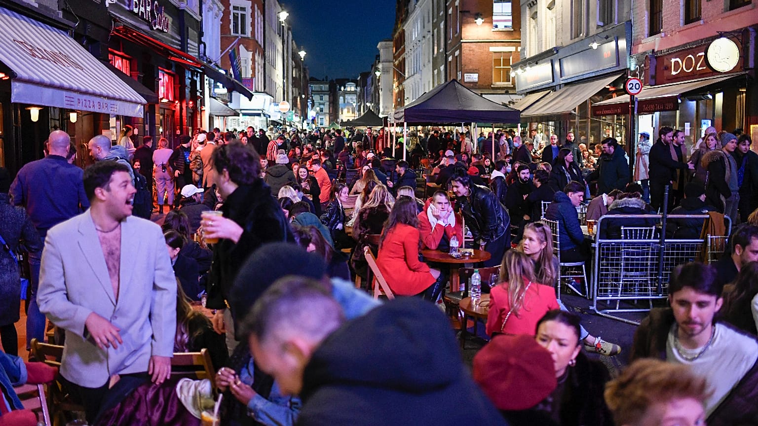 avventori ai tavoli allestiti fuori dai pub di Soho, Londra, lunedì 12 aprile 2021