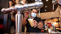 Un restaurateur parisien testant sa tireuse à bière le 7 mai 2021
