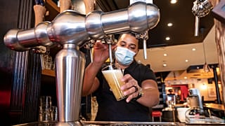 Un restaurateur parisien testant sa tireuse à bière le 7 mai 2021