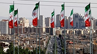 الأعلام الوطنية الإيرانية ترفرف في العاصمة الإيرانية طهران، 9 مايو 2021