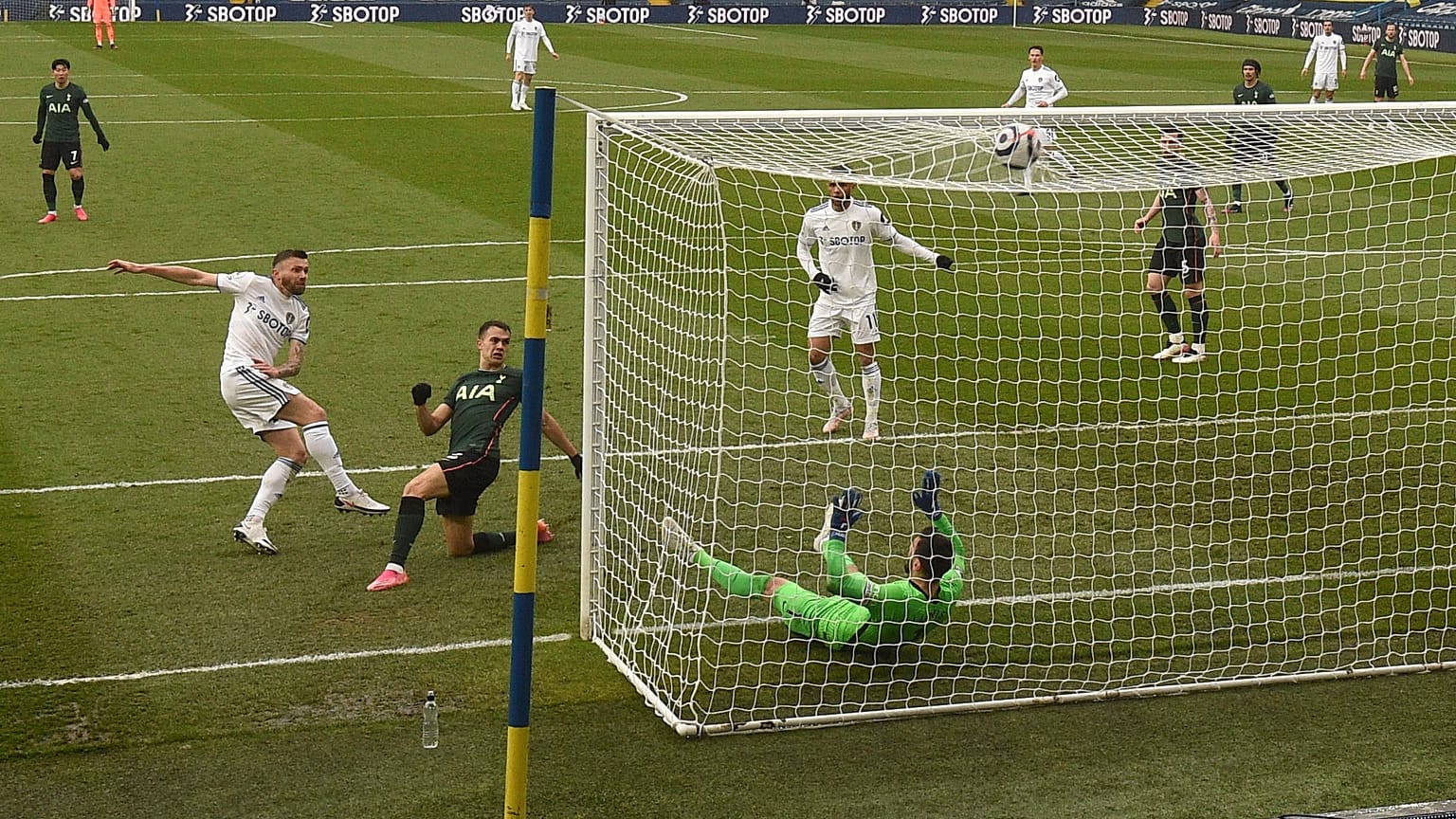 Stuart Dallas, a Leeds United játékosa gólt rúg a Tottenham Hotspur ellen