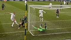 Stuart Dallas, a Leeds United játékosa gólt rúg a Tottenham Hotspur ellen
