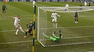 Stuart Dallas, a Leeds United játékosa gólt rúg a Tottenham Hotspur ellen