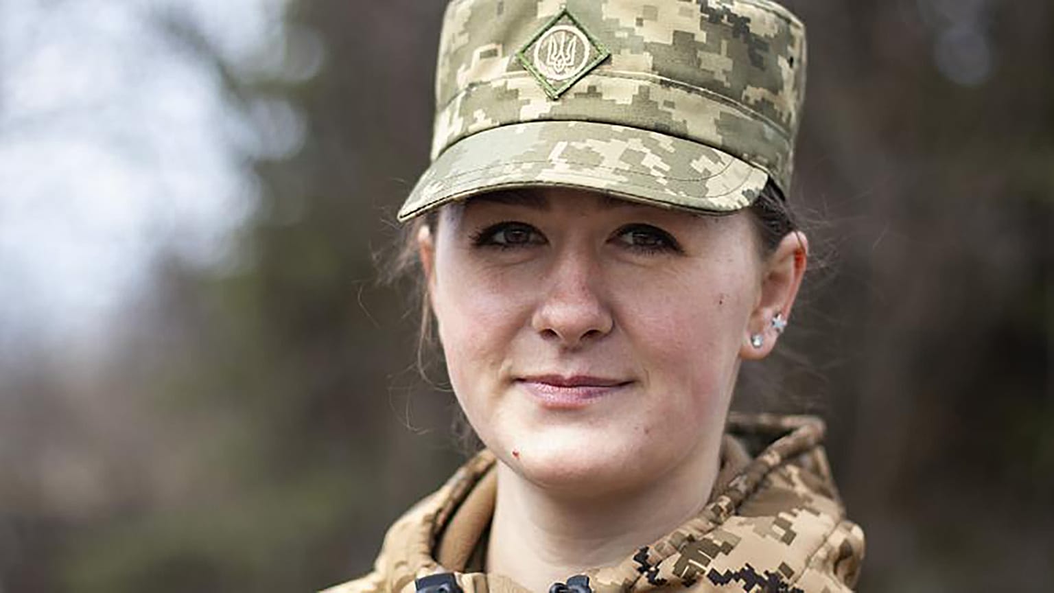 Anastasia, de 24 años, se alistó hace seis años y todavía está esperando que la destinen al frente