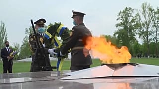 Возложение венков к мемориалу в селе Меловом (Украина)