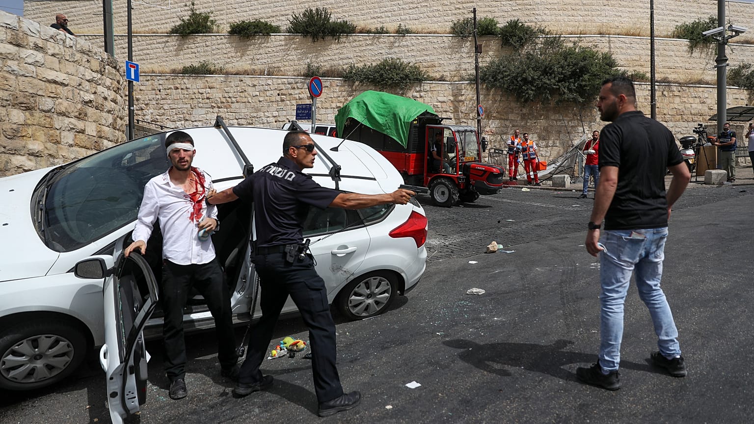 شرطي إسرائيلي يوفر الحماية لمستوطن دهس فلسطينياً قرب المسجد الأقصى
