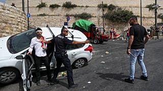 شرطي إسرائيلي يوفر الحماية لمستوطن دهس فلسطينياً قرب المسجد الأقصى