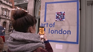 Passantin scannt QR-Code