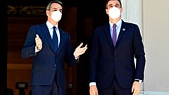 El presidente del Gobierno español, Pedro Sánchez (a la derecha), y el primer ministro griego, Kiriakos Mitsotakis (a la izquierda), durante su encuentro en Atenas.