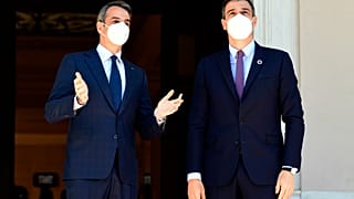 El presidente del Gobierno español, Pedro Sánchez (a la derecha), y el primer ministro griego, Kiriakos Mitsotakis (a la izquierda), durante su encuentro en Atenas.