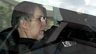Michel Fourniret convoyé par la police au tribunal de Charleville-Mézières - est de la France -, le 14 mai 2008