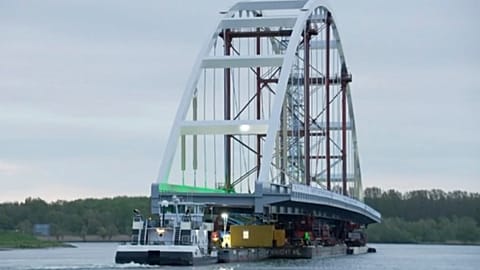 В Роттердаме перевезли мост