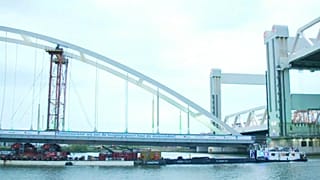 Die Ersatzbrücke musste in Rotterdam zahlreiche Hindernisse unterqueren
