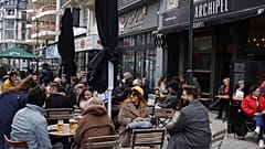 Belçika'nın başkenti Brüksel'de cafeler açık havada müşteri kabul ediyor
