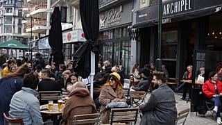 Belçika'nın başkenti Brüksel'de cafeler açık havada müşteri kabul ediyor