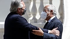 El presidente argentino, Alberto Fernández, y el primer ministro portugués, António Costa, se saludan al iniciar su encuentro en el palacio Sao Bento de Lisboa.