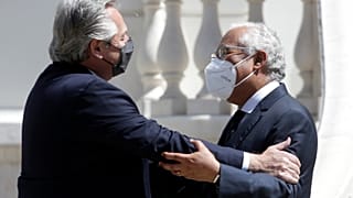 El presidente argentino, Alberto Fernández, y el primer ministro portugués, António Costa, se saludan al iniciar su encuentro en el palacio Sao Bento de Lisboa.