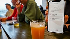 Kunde zeigt Corona-Pass in einer dänischen Kneipe