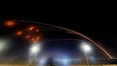 نظام القبة الحديدية للدفاع الجوي الإسرائيلي يعترض الصواريخ التي تم إطلاقها من قطاع غزة فوق مدينة عسقلان في جنوب إسرائيل.