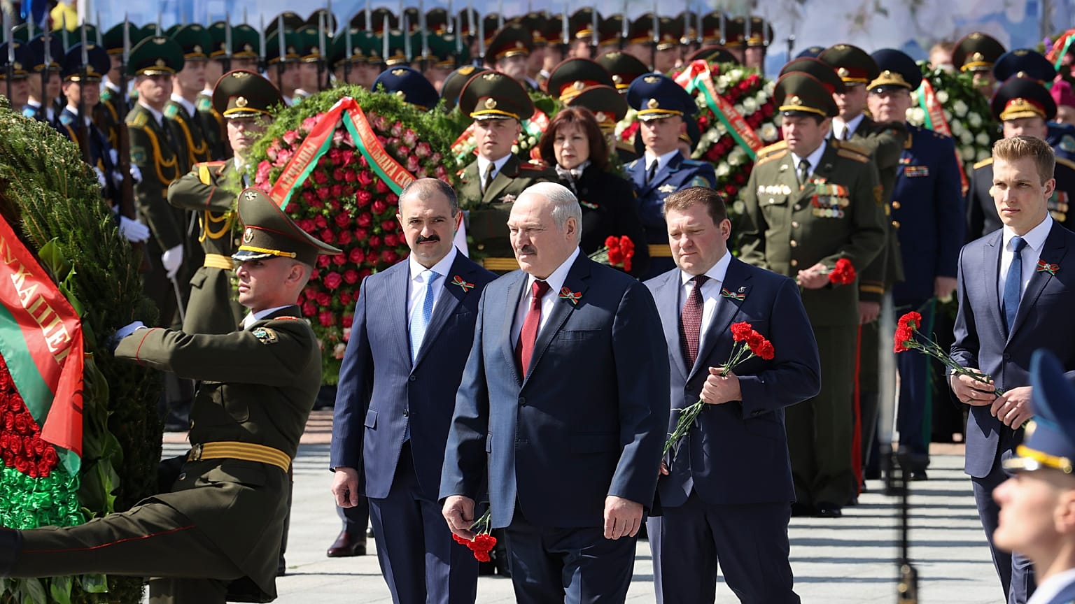 Александр Лукашенко с сыновьями. Минск, 9 мая 2021
