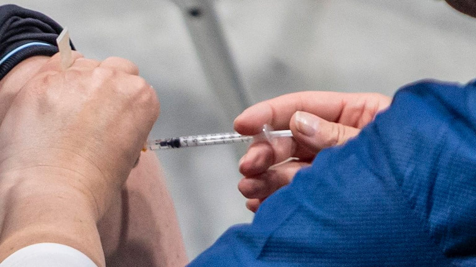 Már a 12-15 éveseket is olthatják Pfizer/BioNTech vakcinával az Egyesült Államokban – képünk illusztráció