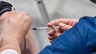 Már a 12-15 éveseket is olthatják Pfizer/BioNTech vakcinával az Egyesült Államokban – képünk illusztráció