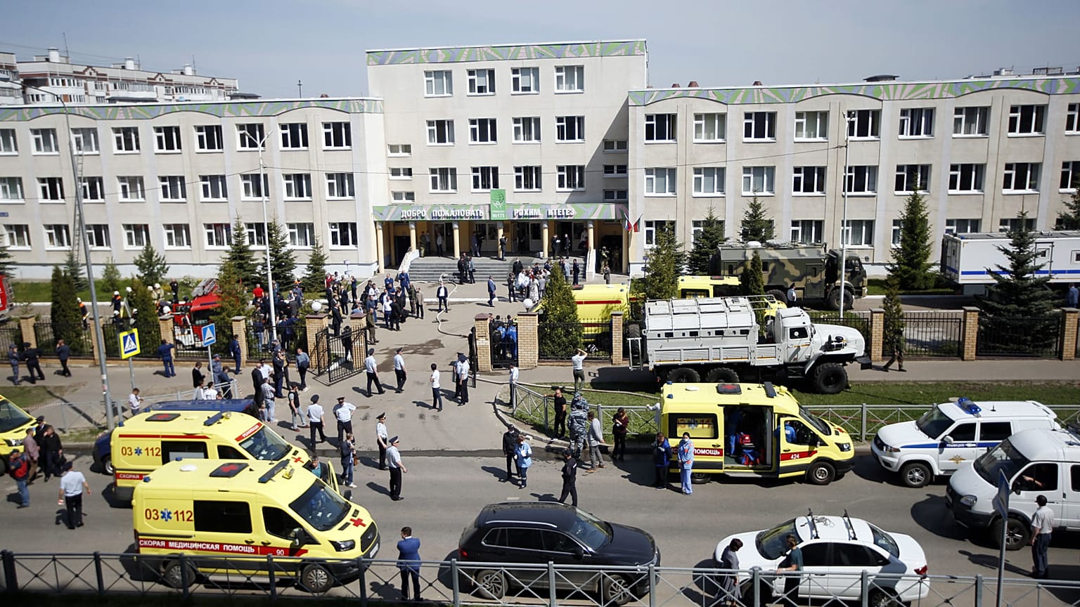 Forces de l'ordre et services de secours déployés devant l'école n°175 de Kazan où a éclaté une fusillade qui a fait au moins 9 morts le 11 mai 2021 