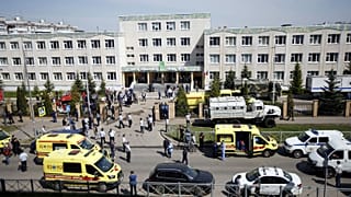 Forces de l'ordre et services de secours déployés devant l'école n°175 de Kazan où a éclaté une fusillade qui a fait au moins 9 morts le 11 mai 2021