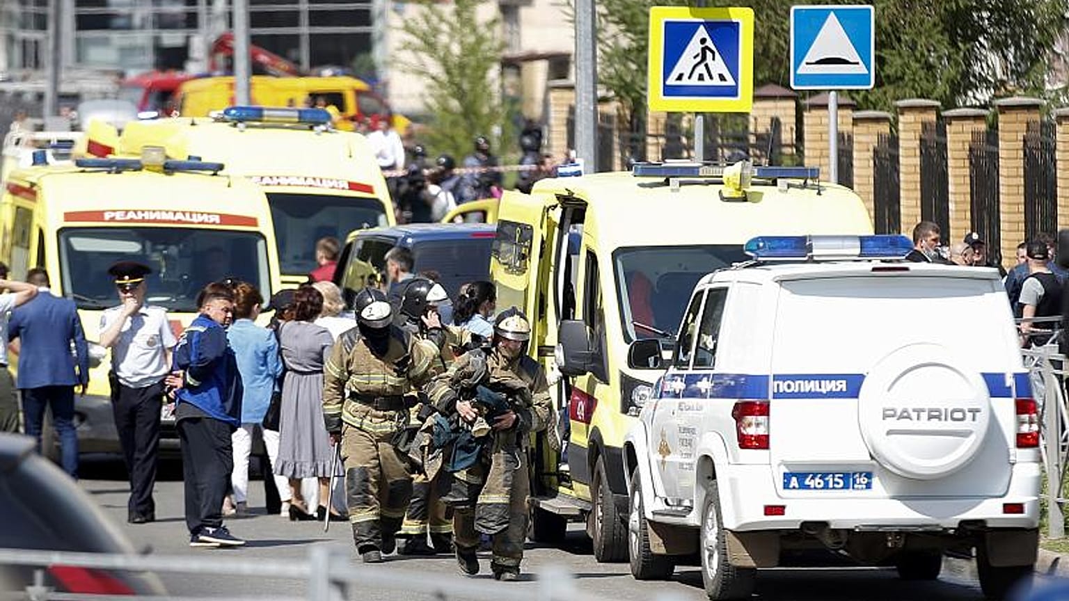 Personale sanitario e vigili del fuoco davanti alla scuola dove è avvenuta la sparatoria a Kazan, in Russia