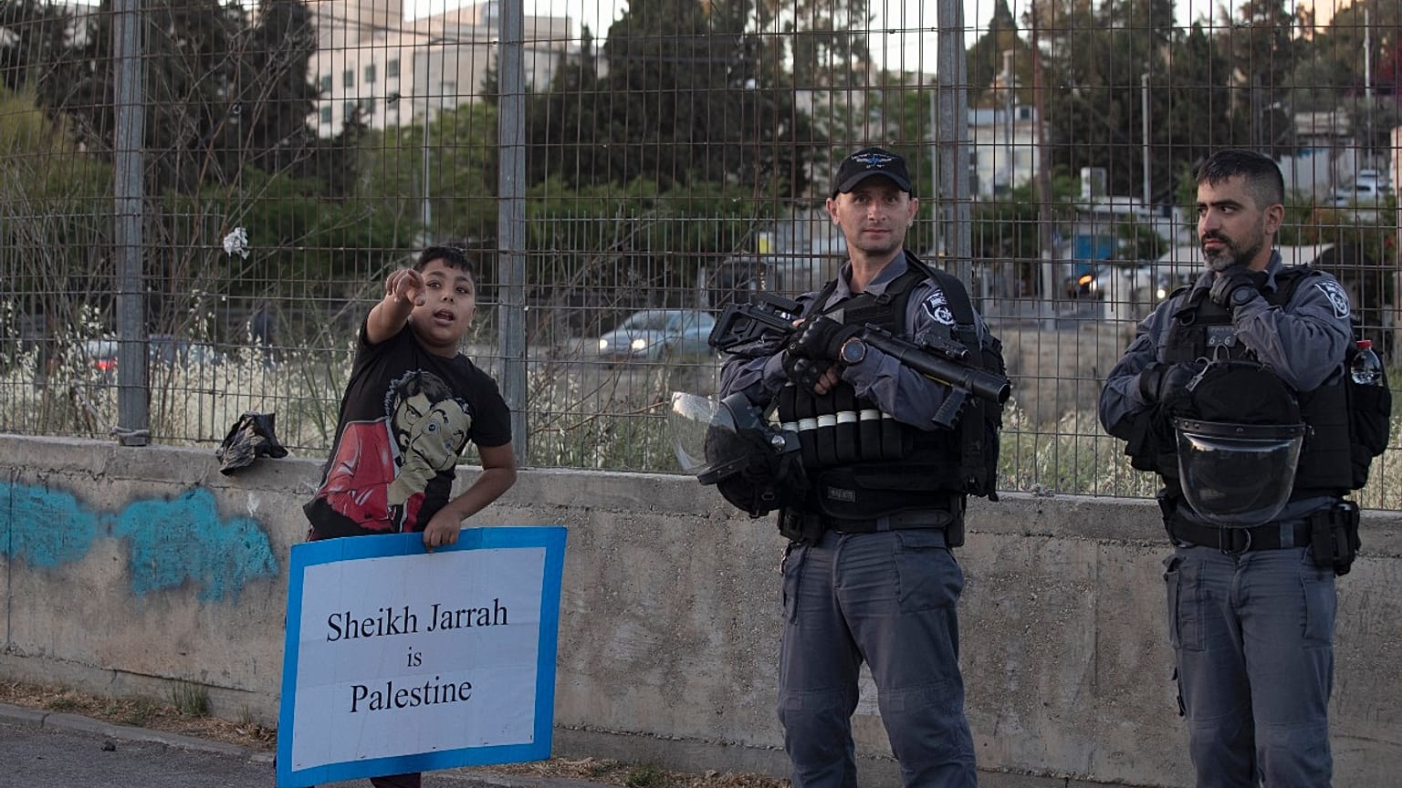 طفل فلسطيني خلال احتجاج على الإخلاء القسري للفلسطينيين من منازلهم في حي الشيخ جراح بالقدس الشرقية.