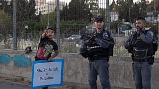 طفل فلسطيني خلال احتجاج على الإخلاء القسري للفلسطينيين من منازلهم في حي الشيخ جراح بالقدس الشرقية.