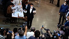 سعيد محمد، يُظهر وثيقة هويته أثناء تسجيل اسمه كمرشح لانتخابات 18 يونيو الرئاسية في مقر انتخابات وزارة الداخلية في طهران، إيران. 