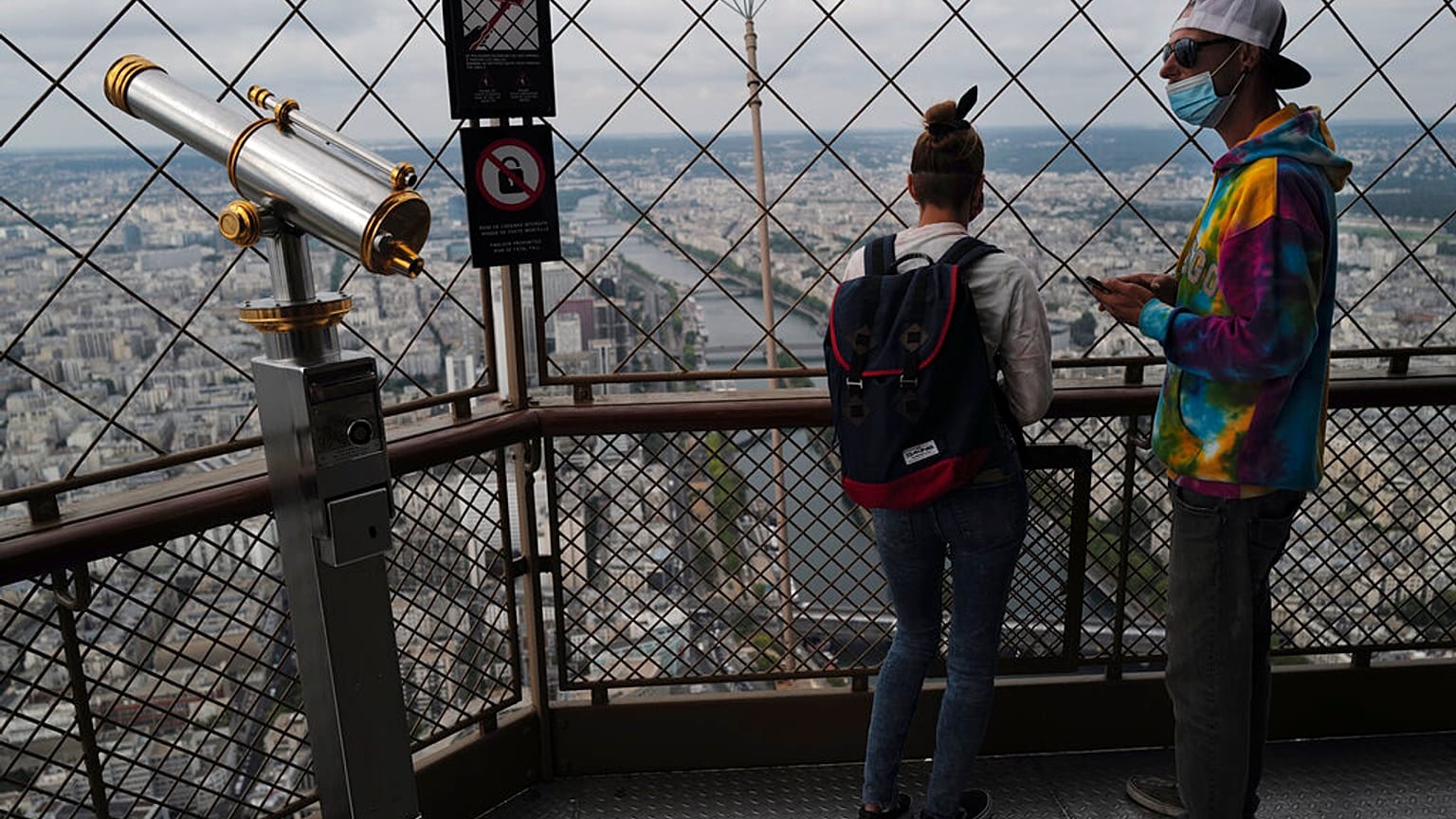 Des touristes en haut de la Tour Eiffel à Paris