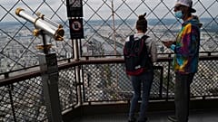 Des touristes en haut de la Tour Eiffel à Paris