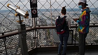 Des touristes en haut de la Tour Eiffel à Paris