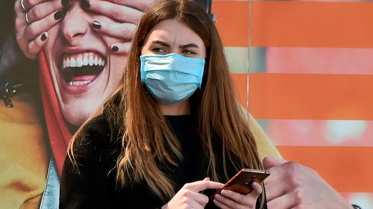 Maske takan bir kadın