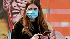 Maske takan bir kadın