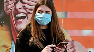 Maske takan bir kadın